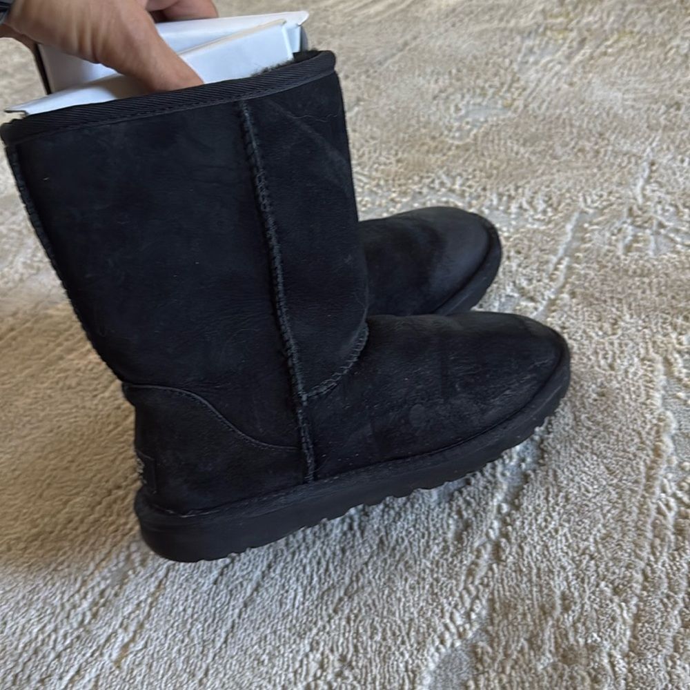 UGG Classic Short Boots in Black Size 6 black in ok used condition overall
